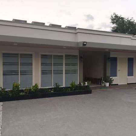 El Nipa Hotel Лабуан Баджо Екстериор снимка
